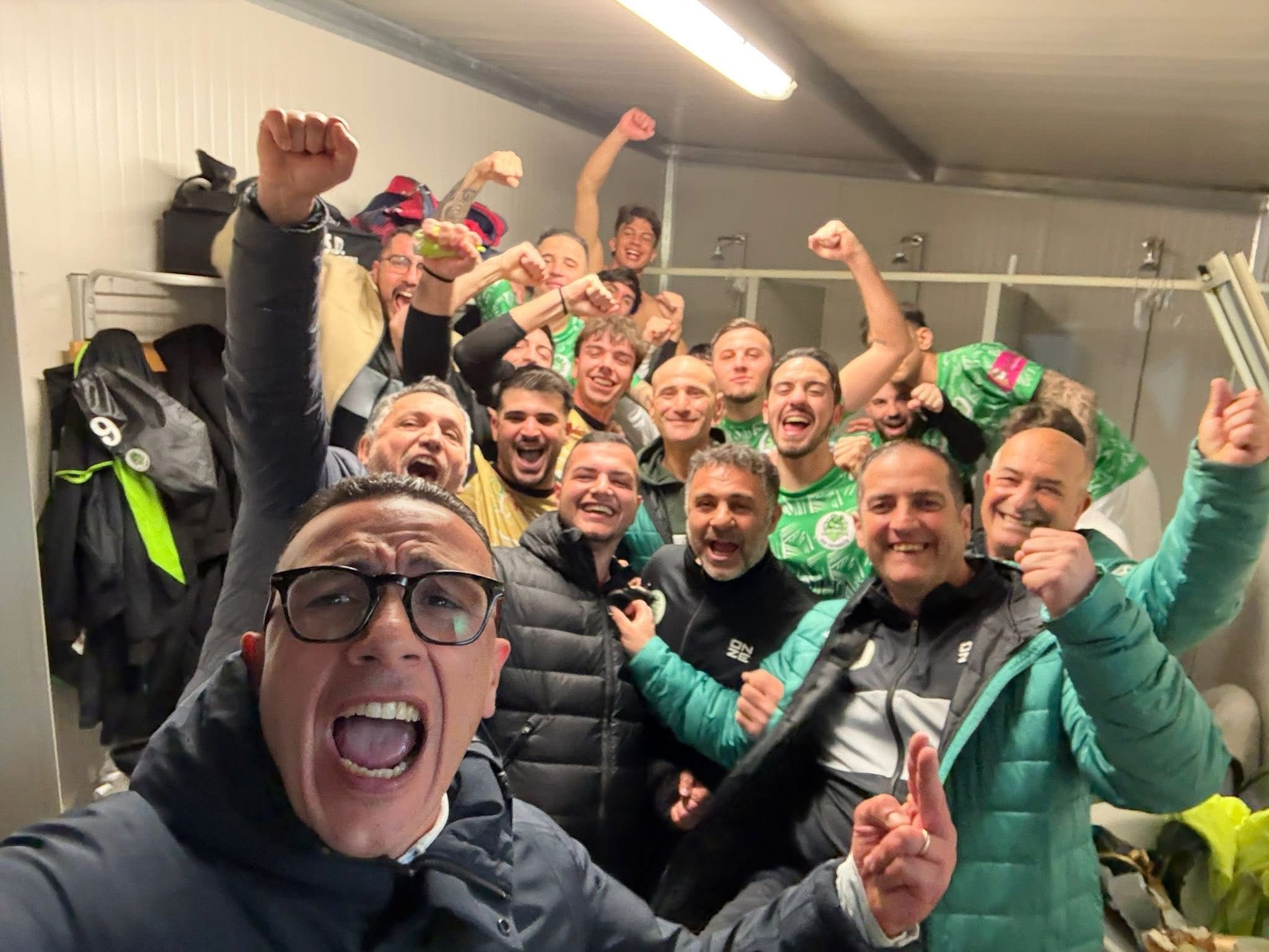 La squadra Evergreen festeggia nello spogliatoio