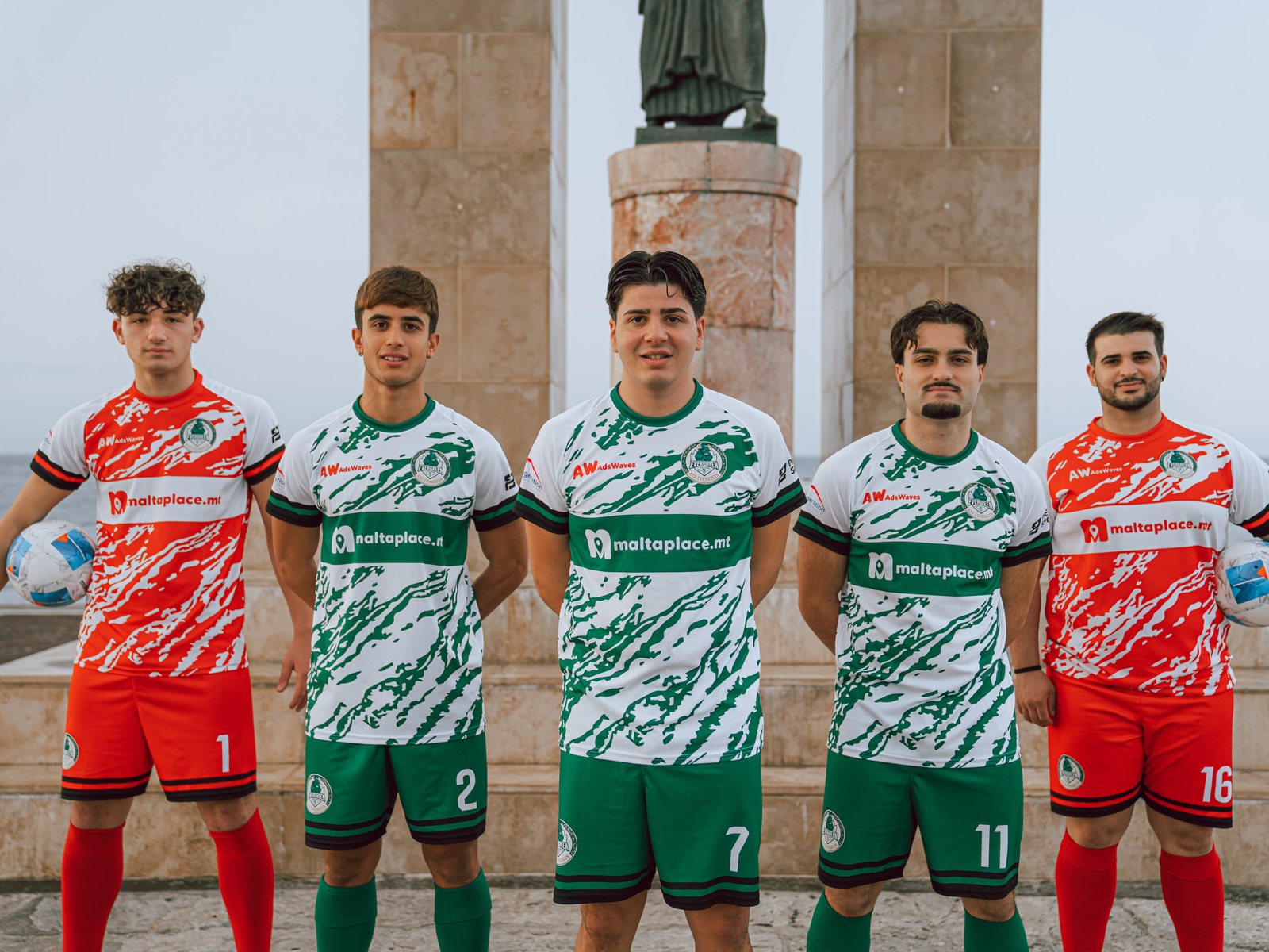 Cinque giocatori dell'ASD Evergreen con le maglie 2026/27 sul lungomare di Reggio Calabria